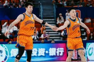 上海上次夺冠时在干嘛？金金：不知道篮球是啥 李弘权：还在喝奶